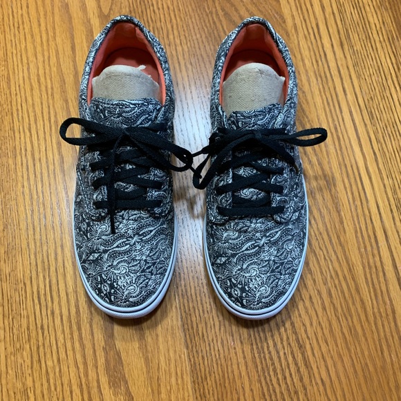 Ladies lace up Vans in size 8. - Picture 3 of 9